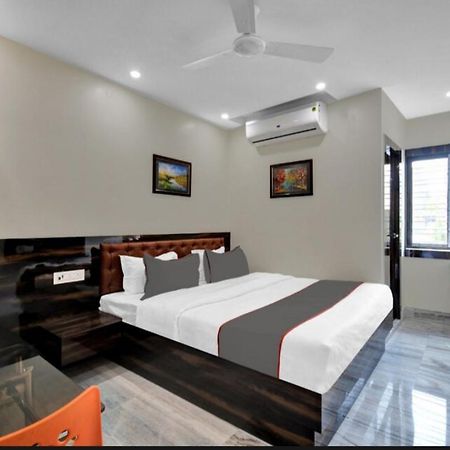 Om Guest House And Banquet Kolkata Luaran gambar
