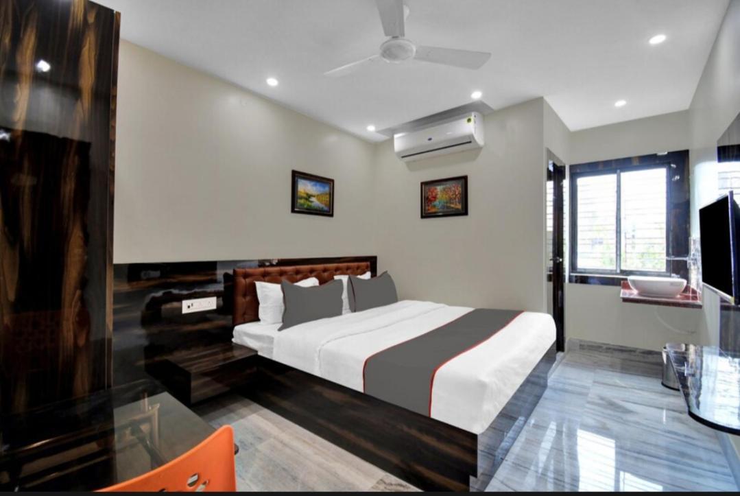 Om Guest House And Banquet Kolkata Luaran gambar